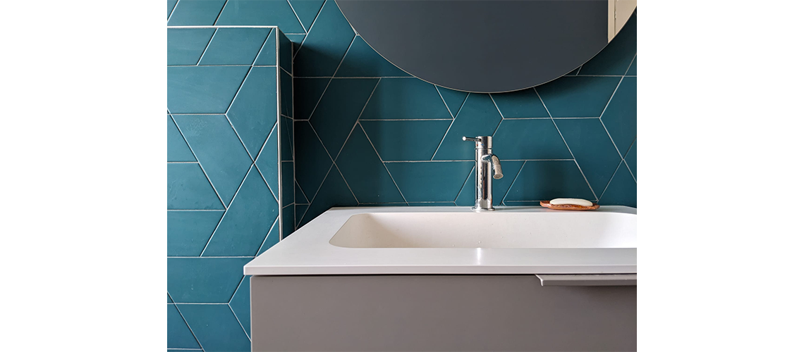 progettazione personalizzata di interni, interior design per un appartamento ad uso residenziale a Bologna, piastrelle con giochi di forme e colori